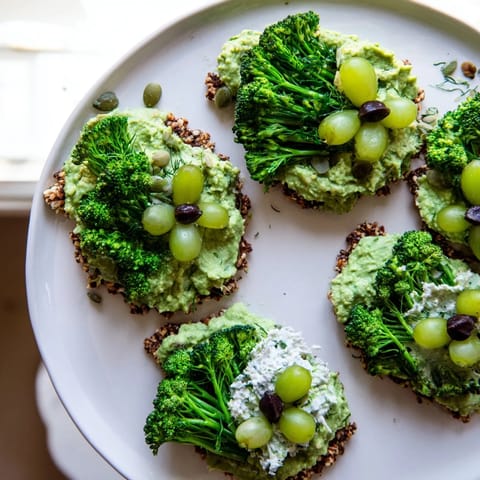 Crisp Attaque dExtraterrestres snacks, vibrant green veggies with creamy dips and crunchy chips!